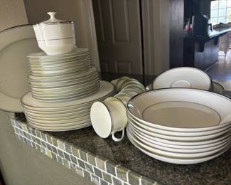 Fabulous Mikasa Briarcliffe 8 person serving set