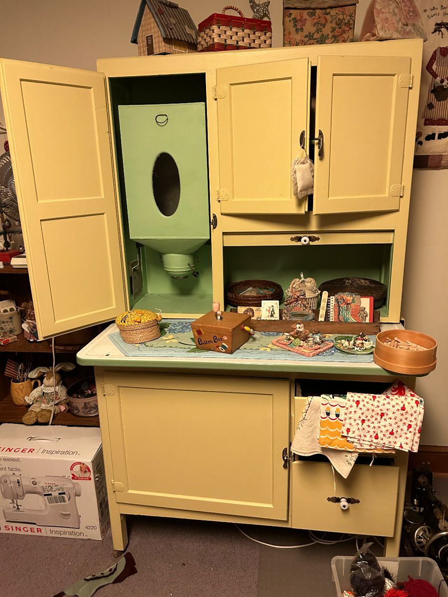 Pristine Hoosier cabinet!