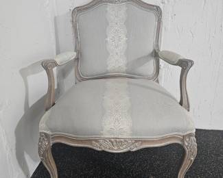 Gray & white accent chair 