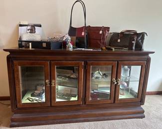Broyhill Display Cabinet with Bottom Shelf Light