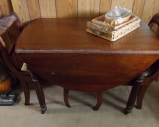 Drop leaf dining table w/4 chair