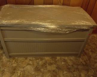 Plastic storage container