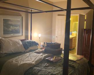 canopy, pencil bed, queen size
we have two queen size beds