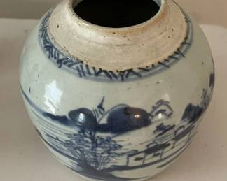 Antique Chinese blue and white ginger jar vase - late Ming Qing dynasty.
