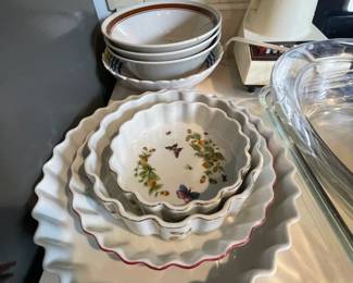 Set of Lenwile Ardalt Oven to Table bake ware in four sizes. 