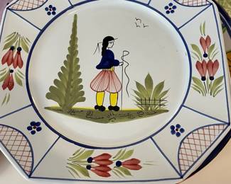 Vintage hand painted Henriot Quimper 10" dinner plate.