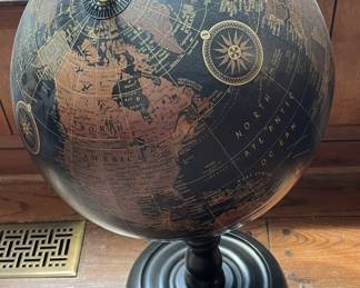 Table top world globe - black.