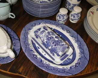 Complete set of blue and white dishes