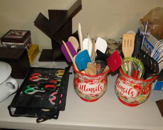 Utensil holder, complete with utensils