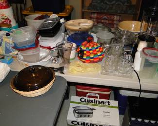 Very nice vintage kitchen items including a knitted bun warmer