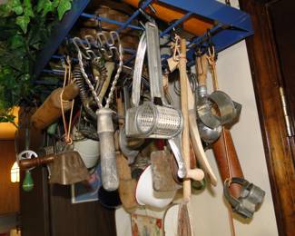 So many vintage kitchen items