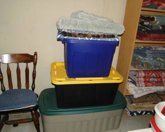 Plastic storage containers