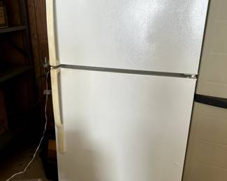 #129	GE 18cu Refrigerator w/wire shelves, freezer on top	 $75.00 
