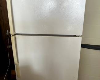 #129	GE 18cu Refrigerator w/wire shelves, freezer on top	 $75.00 
