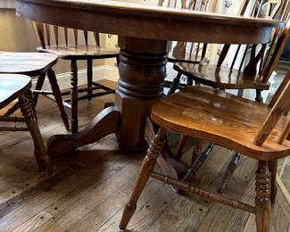 #22 Round to Oval Oak Table w/pedestal Leg & 6 chairs w/1 leaf - 48-66x29	 $200.00 
