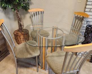 Modern Beveled Glass Table Top with 4 Matching Chairs. 