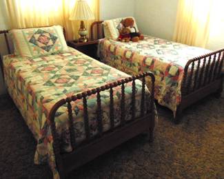 2 great twin size beds with mattress and box