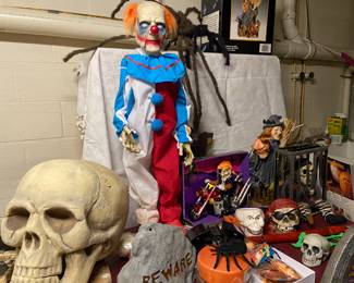 A decent selection of HALLOWEEN.....several battery operated "things"