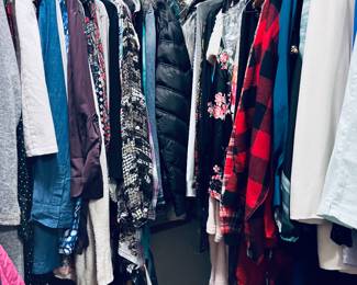 Tons of clothing in perfect condtion.