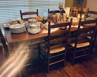 Lovely farmhouse solid wood table and 6 chairs in excellent condition with storage. Love.