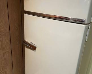 Vintage GE refrigerator (runs)
