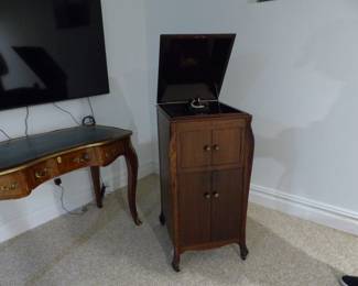 Antique Victor Victrola phonograph