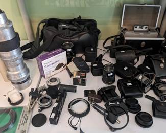 Lots of vintage camera's and accessories