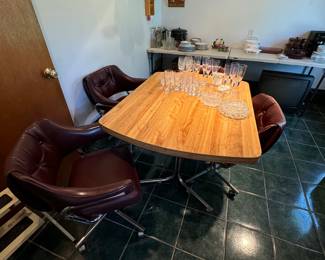 Vintage dinette set with 1 leaf, 4 chairs and chrome legs