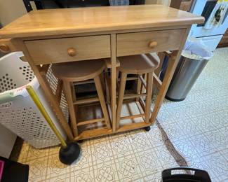 Rolling island with stools 