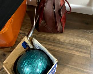 Bowling ball and bowling bag 