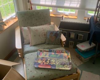 Sunroom 
Armchair with ottoman-back reclines