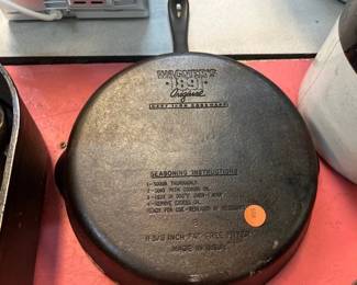 WAGNERS 1891 ORIGINAL CAT IRON GRIDDLE PAN