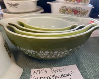 1970S PYREX SPRING BLOSSOM MIXING BOWLS