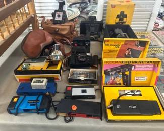 LOT OF VINTAGE CAMERAS