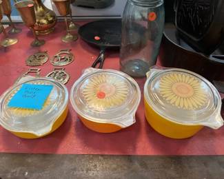 SET OF 3 VINTAGE PYREX BOWLS LIDS