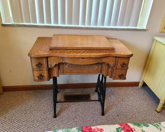 Vintage sewing cabinet only, no machine. Beautiful