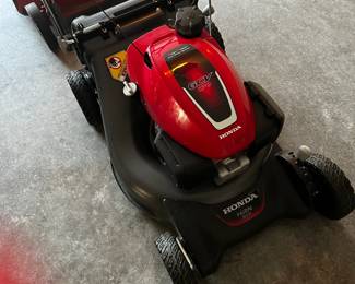 Honda mower.  Doesn't look like it was ever used.