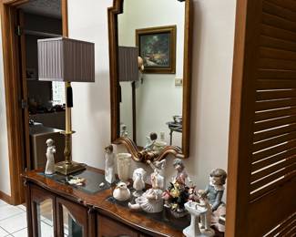 Horizontal curio with lighted bottom