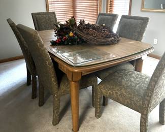 Dining room table has 2 leaves and pads.  Shown with one leaf.