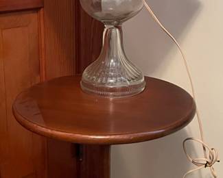 Round accent table 