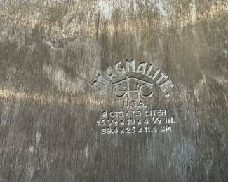 Magnalite by Wagnerware 8 quart roaster with original insert. 