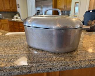 Magnalite by Wagnerware 8 quart roaster with original insert. 