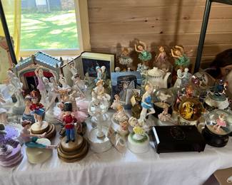 Musical snow globes/Book/Figurines