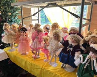 Over 100 Vintage dolls