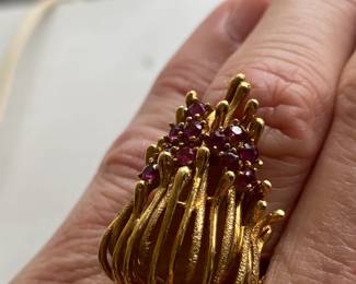 #138 - $395 - 14kt gold (tested) ring 9.59 gr with pink stones size 6
