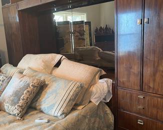 $350 King size bed with back wall unit by Drexel mattress included 129W with headboard lighted cabinet beauty rest 2 twin/2 twin boxsprings electric Simmons adjustable