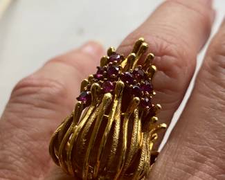 #138 - $395 - 14kt gold (tested) ring 9.59 gr with pink stones size 6