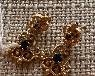 #153 - $110 - 14kt gold tested dangling earrings black stones 4.30gr