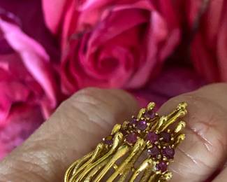 #138 - $395 - 14kt gold (tested) ring 9.59 gr with pink stones size 6