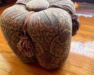 $80 Poof with tassel retro 20R 18T